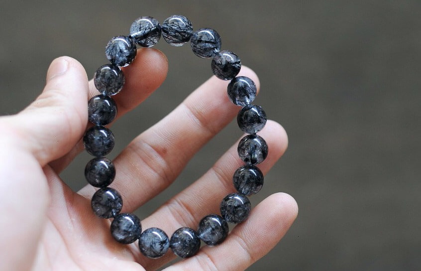 Nữ mạng Đinh Sửu 1997 có thể sử dụng đá phong thủy thạch anh đen